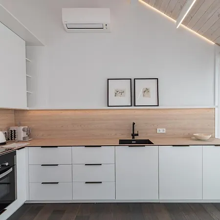 Luxury 2 Bd With Terrace By Hostlovers Apartment *