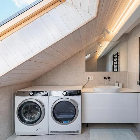 Luxury 2 Bd With Terrace By Hostlovers *